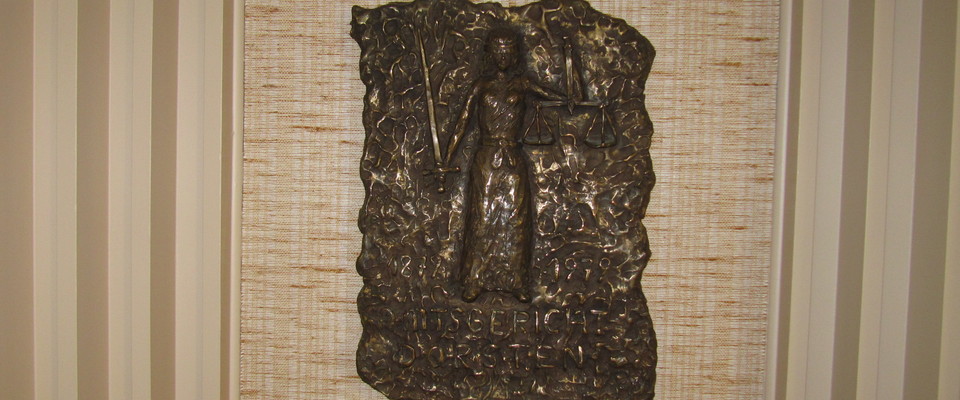 Das Bild zeigt eine Bronzeplastik mit einer Justitia im Amtsgericht Dorsten.