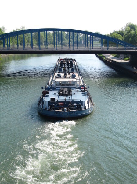 Schiff mit Kanalbrücken in der Altstadt von Dorsten